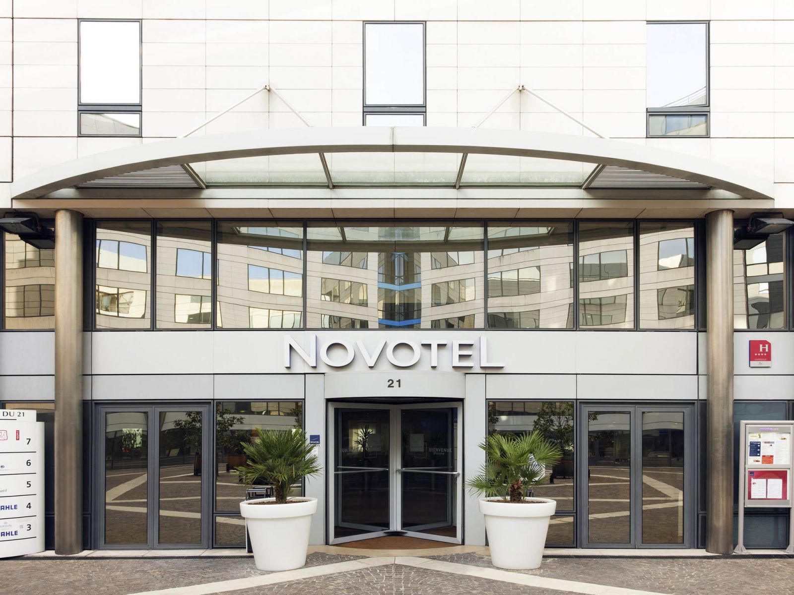 Novotel Reuil-Malmaison hotel - Entrance